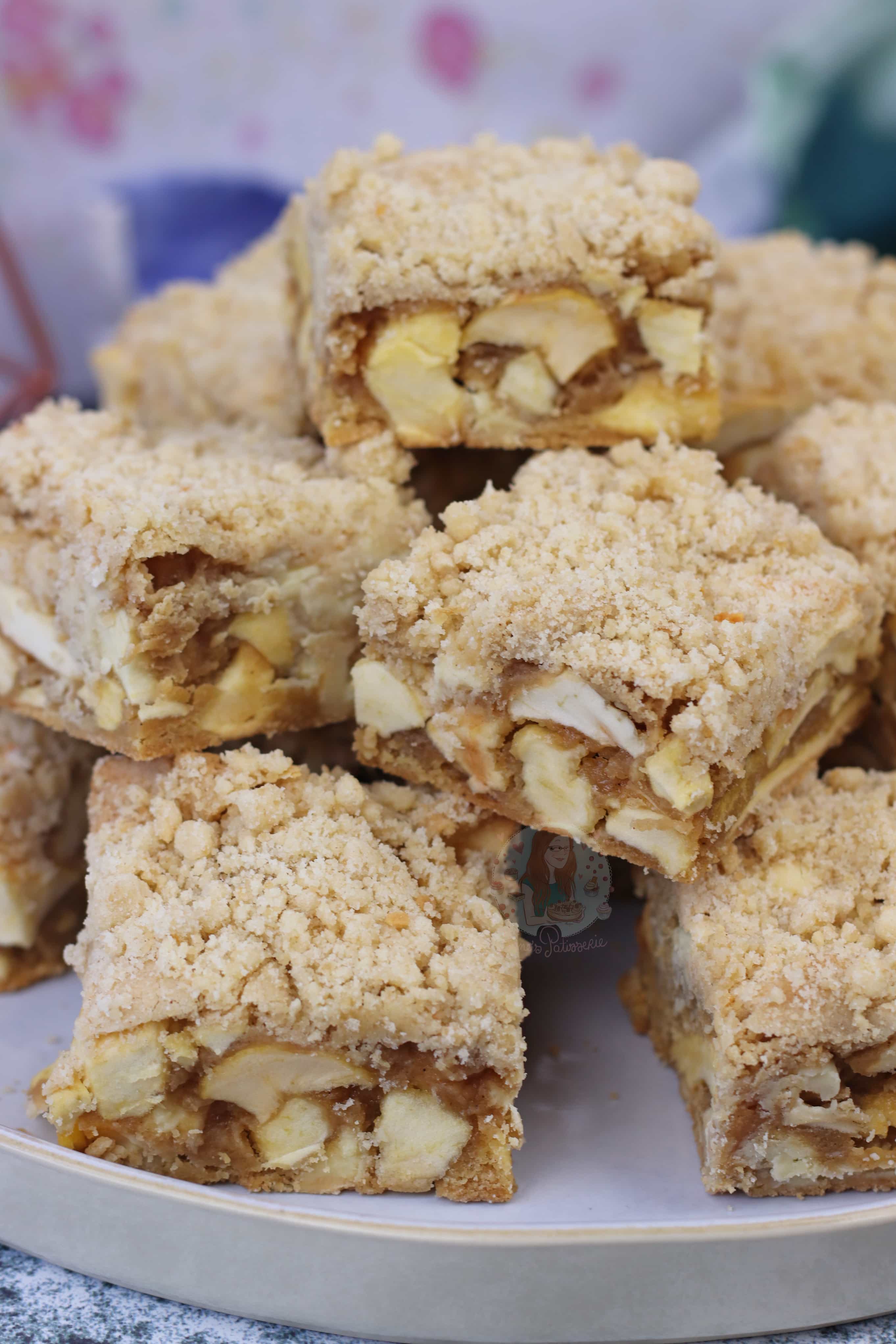 apple crumble cookie bars!