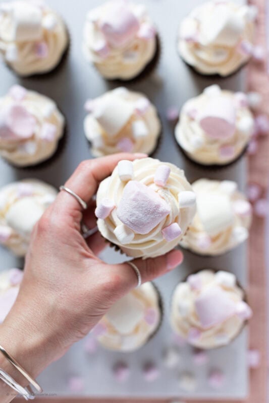 A hand hold a marshmallow cupcake