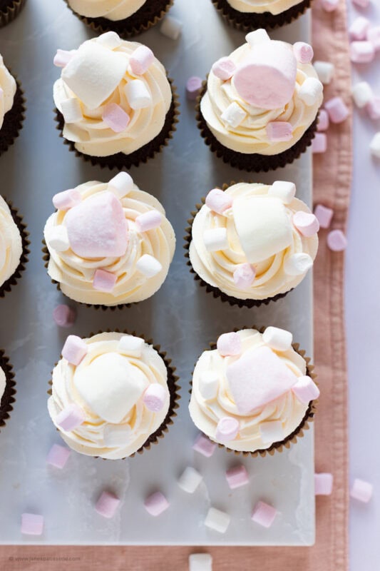 6 marshmallow cupcakes in rows