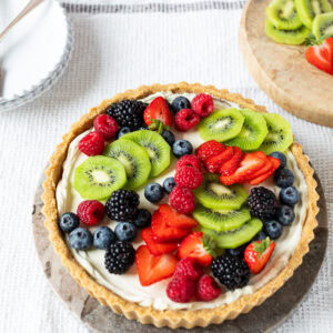 A whole decorated Easy Fruit Tart