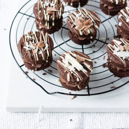 A round cooling rack of Mini Chocolate Cakes
