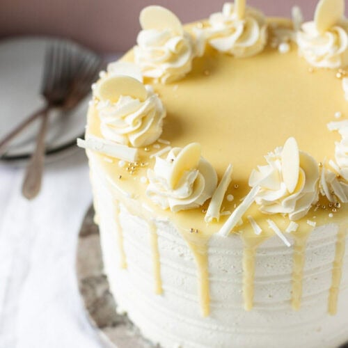 The completed White chocolate drip cake
